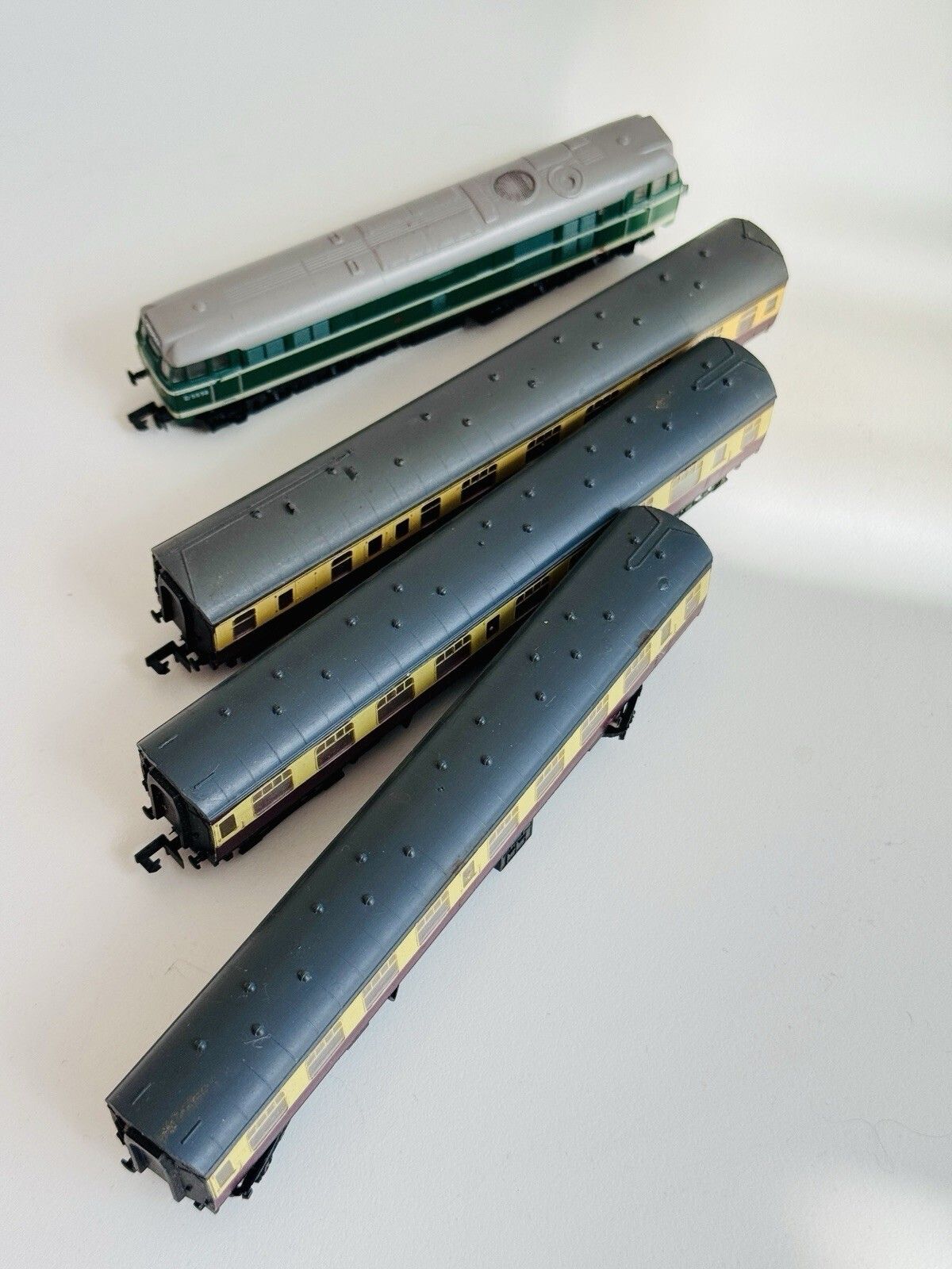 photo vinterior Graham Farish N Gauge British Rail Class 31 Diesel Locomotive & 3 Coaches