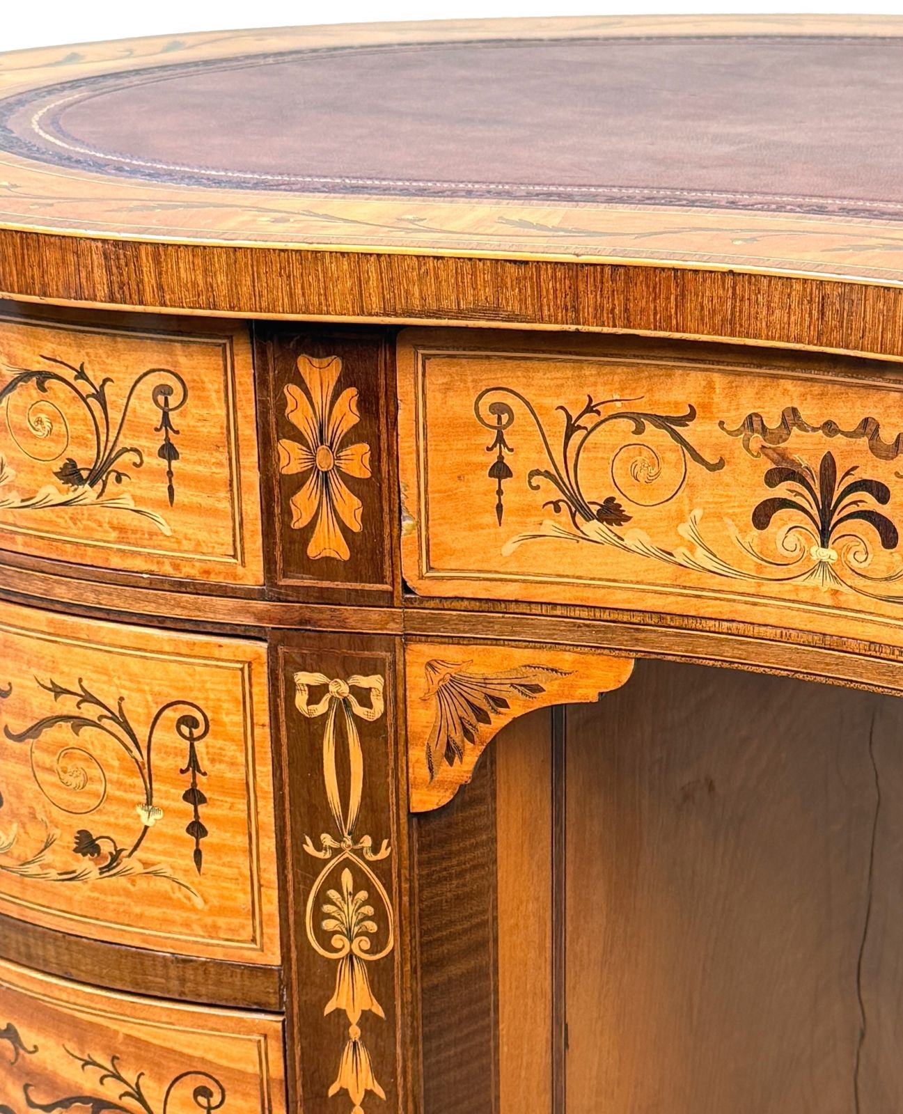 Bureau rognon en bois de satiné, fin du XIXe siècle, par Edwards & Roberts (Angleterre, vers 1890) photo furniture