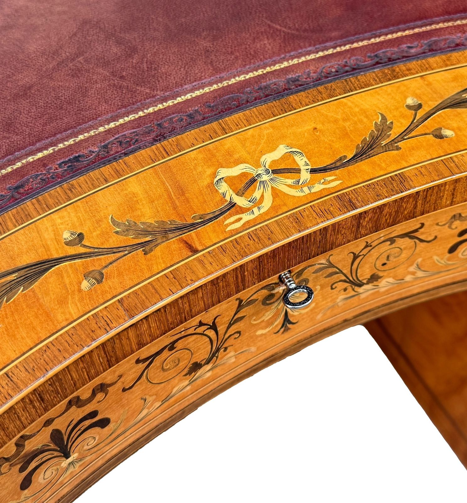 photo furniture Bureau rognon en bois de satiné, fin du XIXe siècle, par Edwards & Roberts (Angleterre, vers 1890)