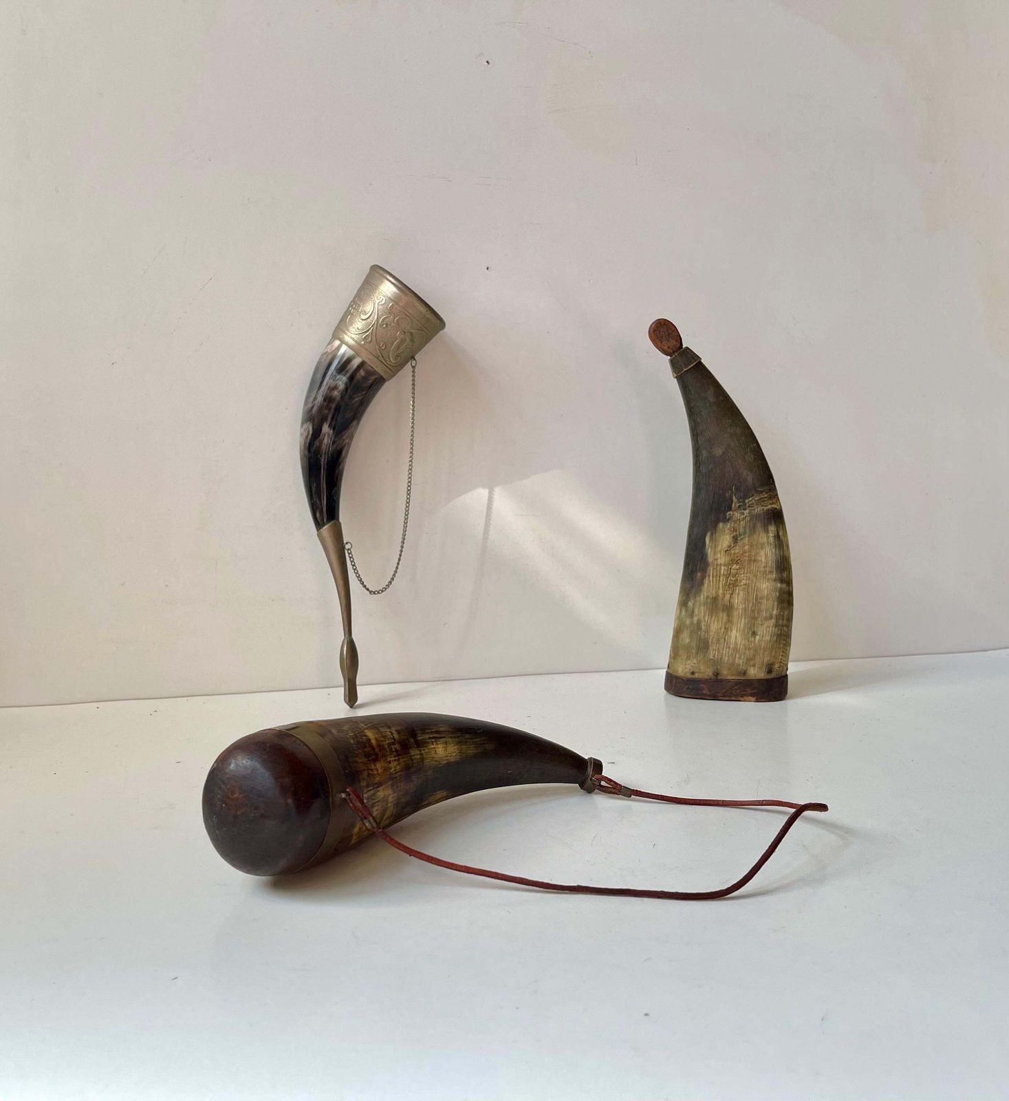 Antieke kruit- en drinkhorens met houten en bronzen accenten photo furniture