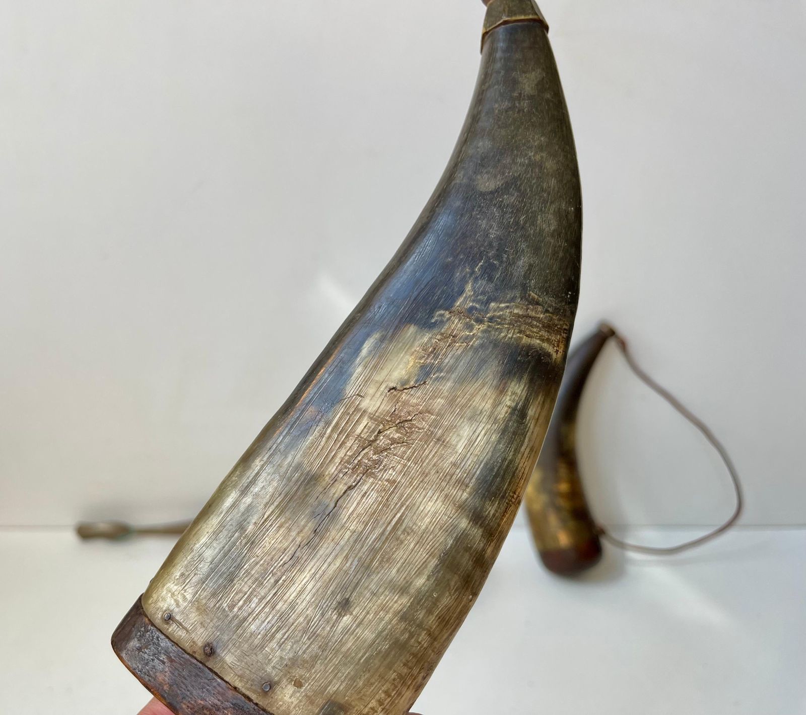 photo for sale Antieke kruit- en drinkhorens met houten en bronzen accenten