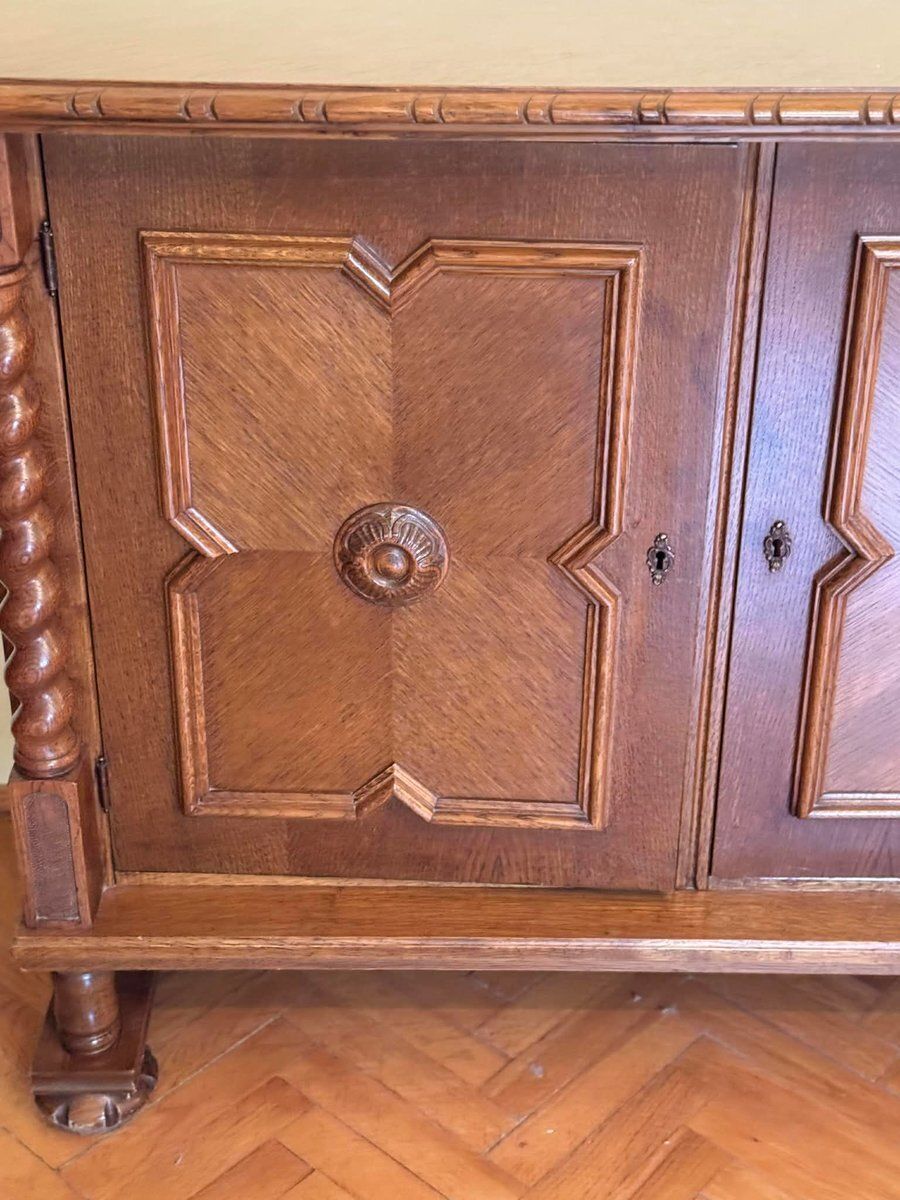 Spaanse stijl eikenhouten kist of dressoir, begin 20e eeuw photo furniture