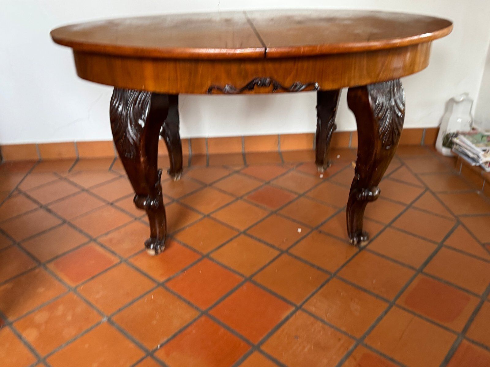 Ronde uitschuifbare eettafel met gesneden houten poten photo furniture