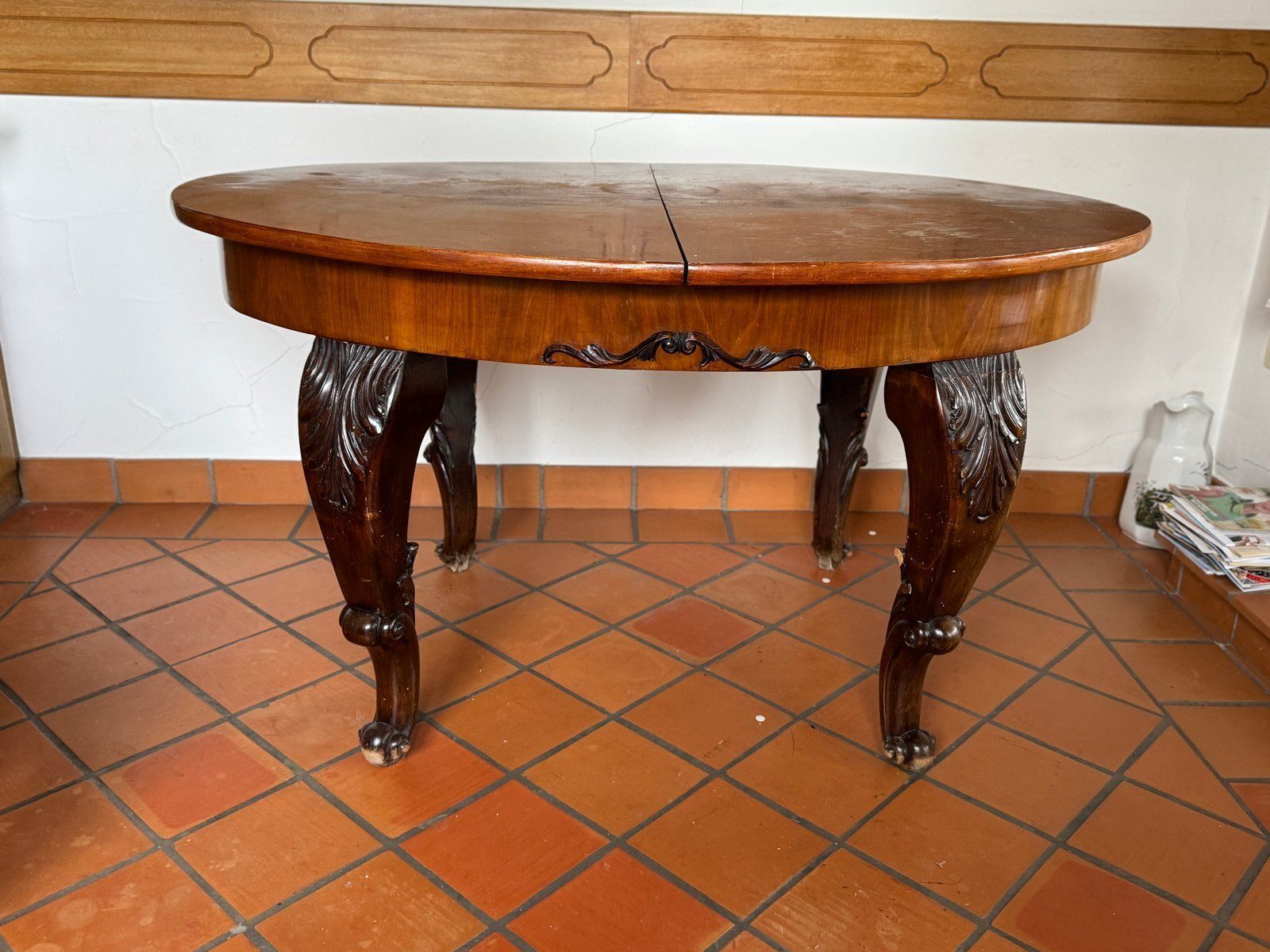 Ronde uitschuifbare eettafel met gesneden houten poten photo Meubels
