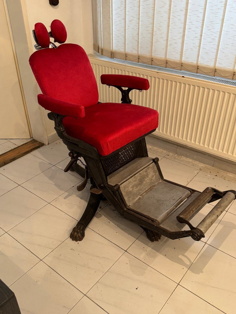 Kappersstoel met rode bekleding en verstelbare voetensteun photo furniture