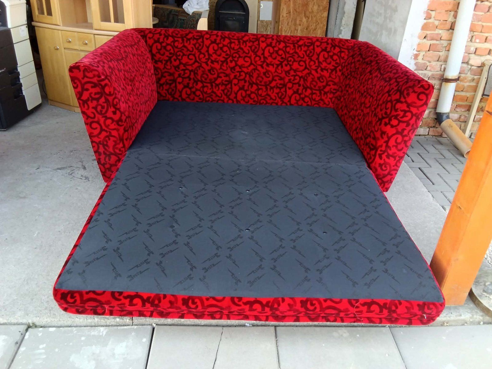 Rode stoffen Monster driezitsbank met rozenpatroon van Bretz photo for sale