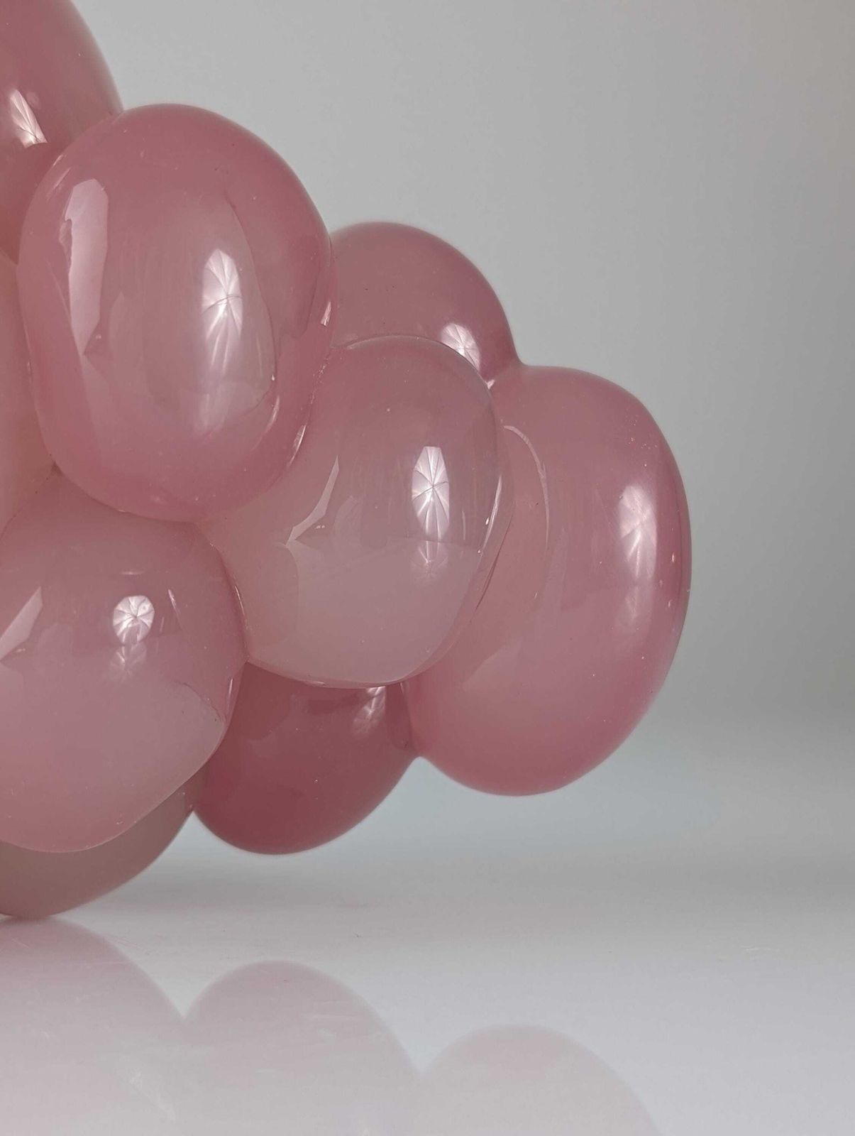Sculpture en verre de Murano, grappe de raisin, rose et blanc, milieu du XXe siècle photo vintage
