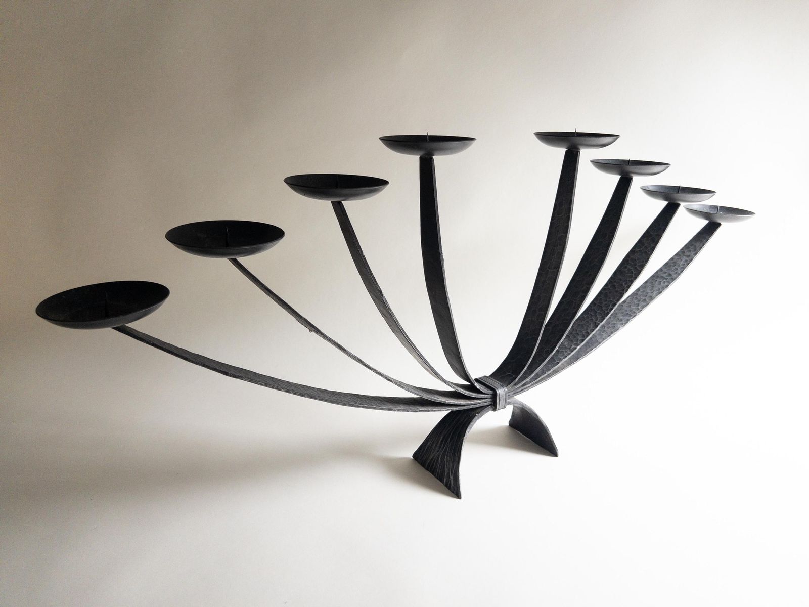 165.0 Grand chandelier mid-century en fonte, grille de cheminée porte-bougies photo