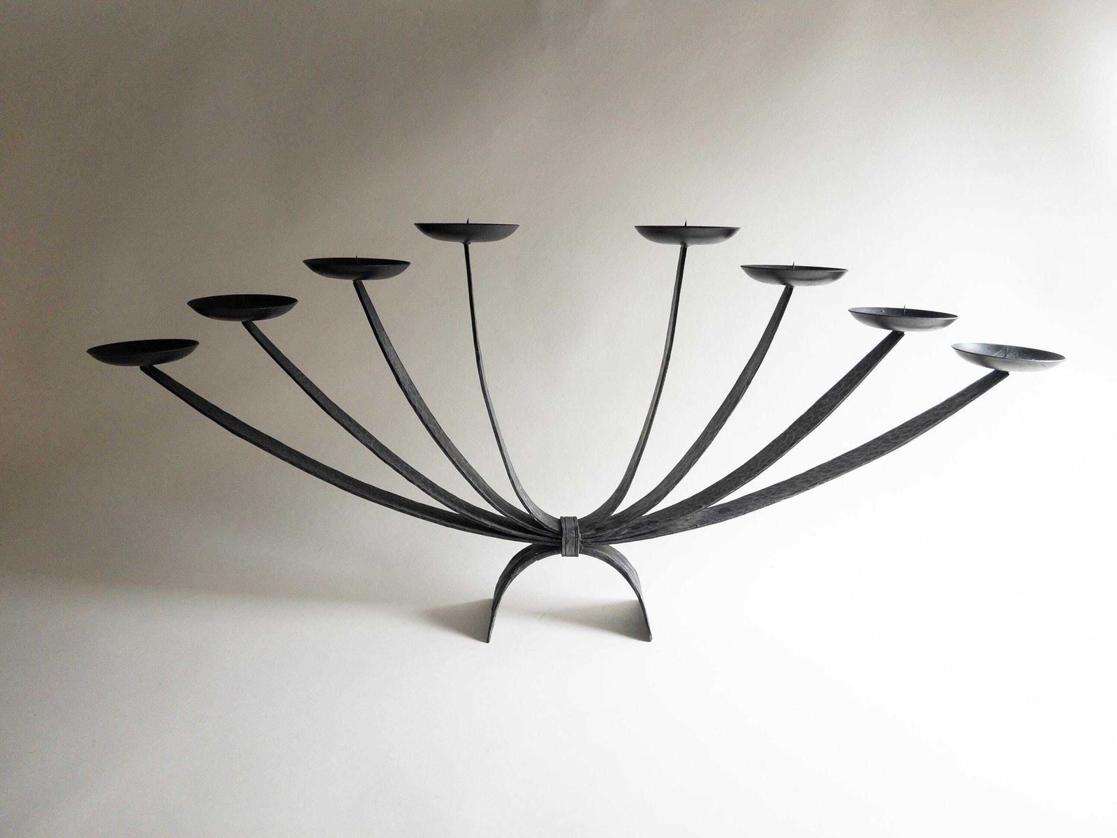 photo buy Grand chandelier mid-century en fonte, grille de cheminée porte-bougies
