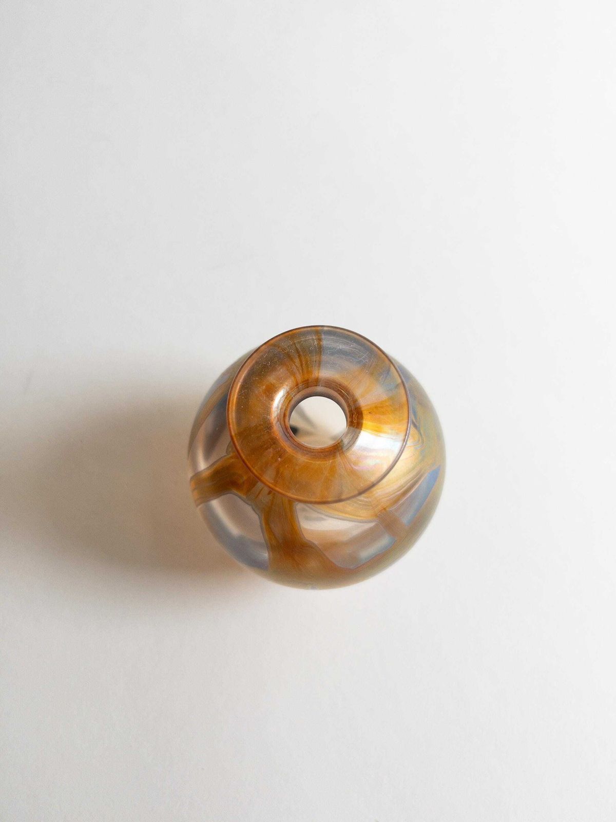 photo furniture Vase boule ou flacon à parfum Isle of Wight Glass, glaçure irisée rose et or