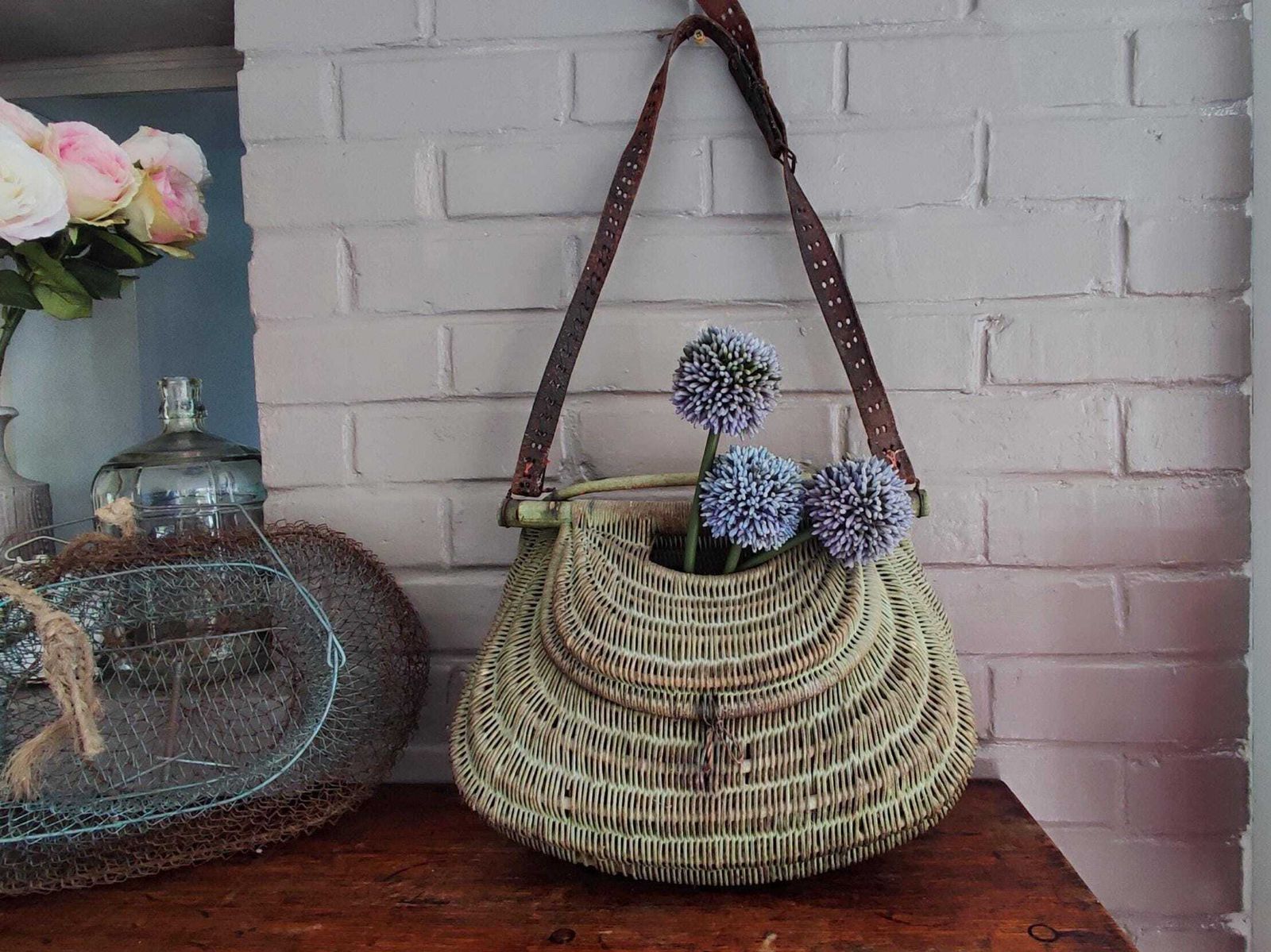 Panier de pêche d'époque en osier rustique avec sangle en cuir, France