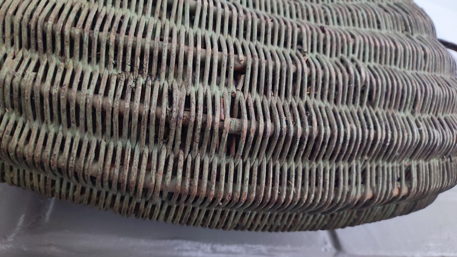 217.0 Panier de pêche d'époque en osier rustique avec sangle en cuir, France photo
