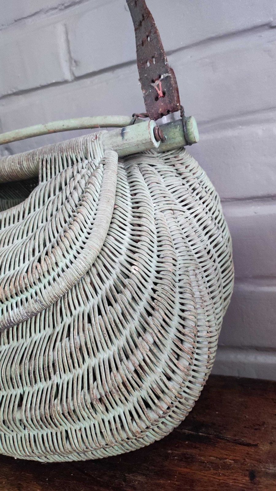 photo vinterior Panier de pêche d'époque en osier rustique avec sangle en cuir, France