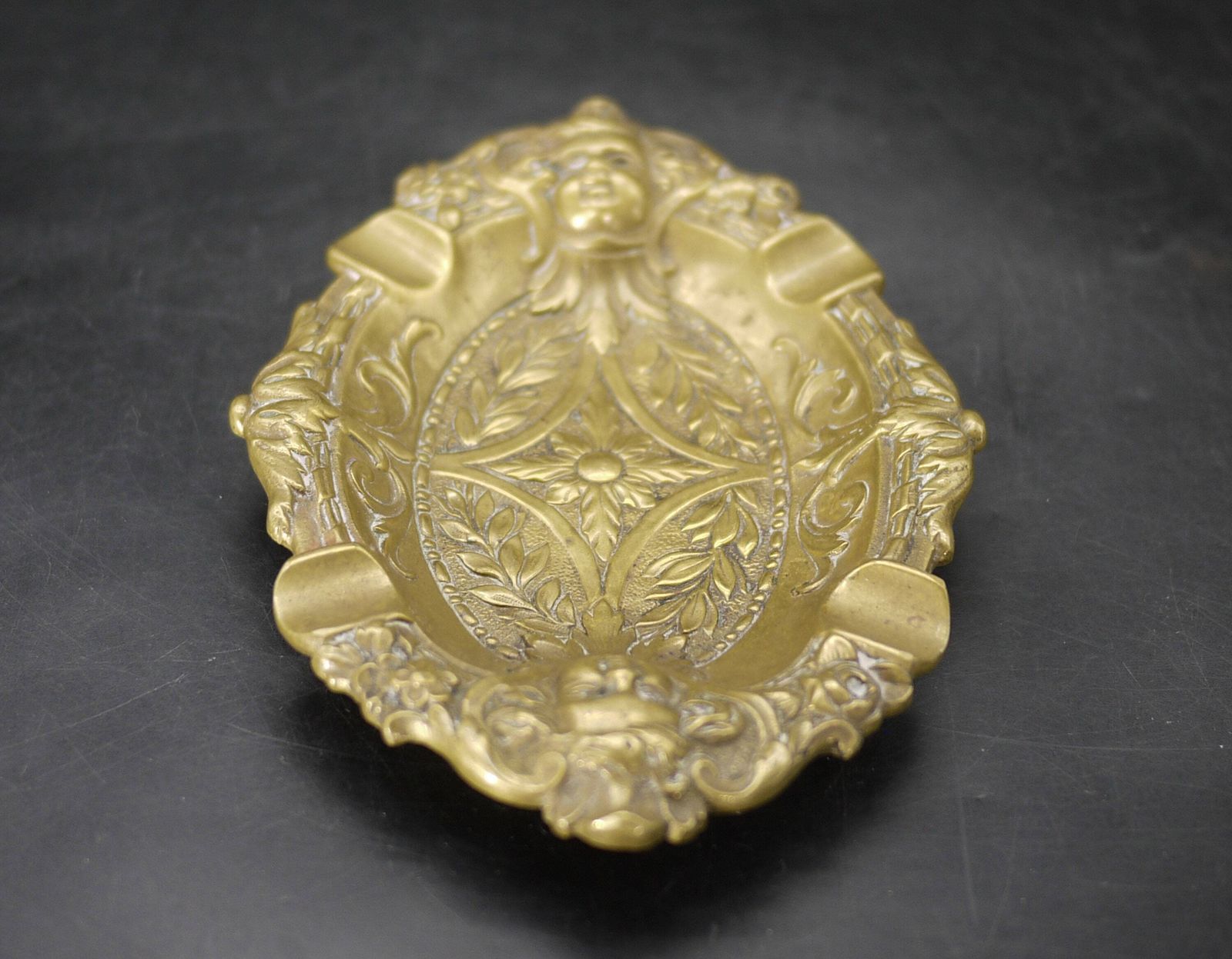 Cendrier d'époque français en bronze avec chérubins photo for sale