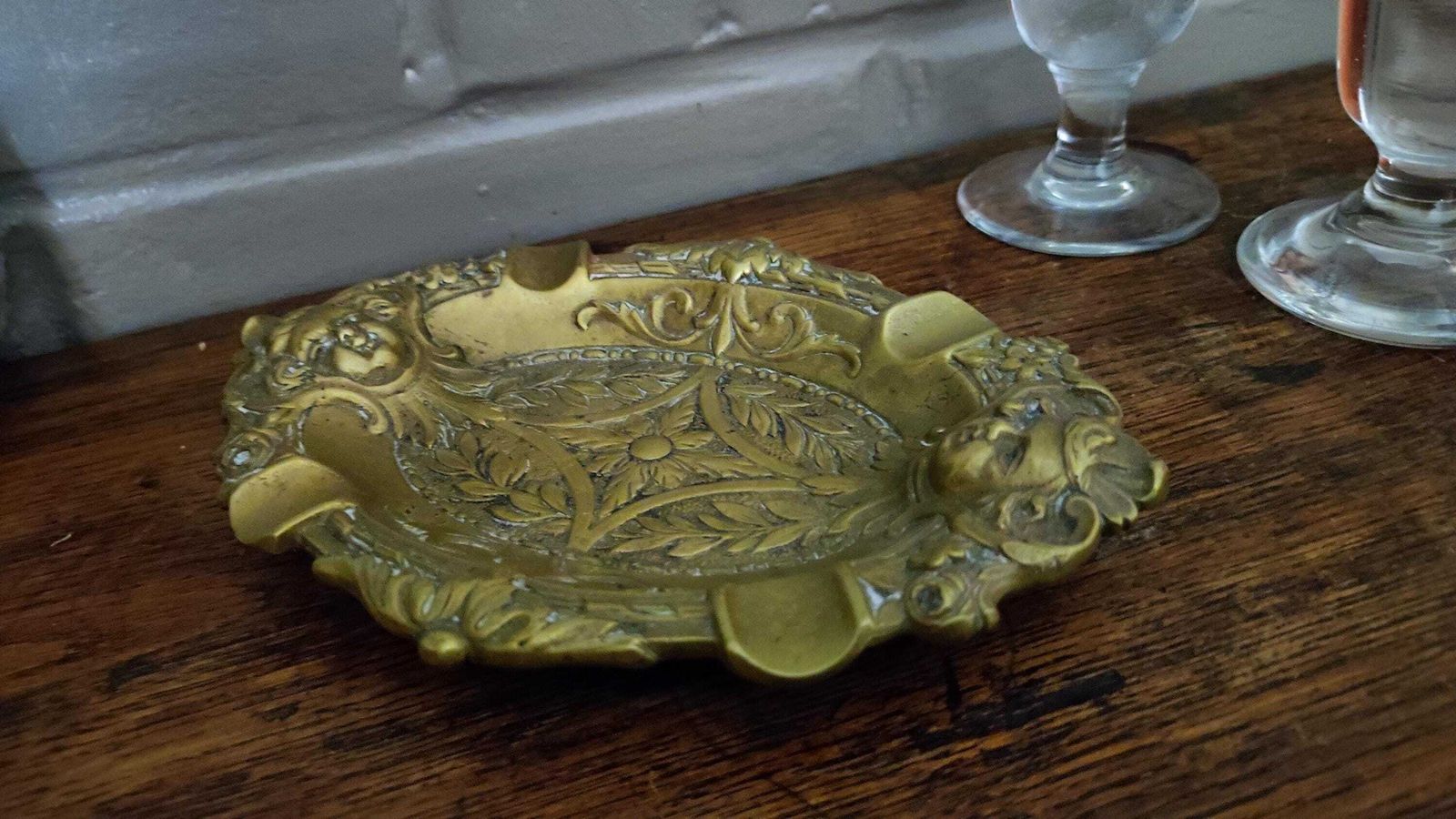 photo for sale Cendrier d'époque français en bronze avec chérubins
