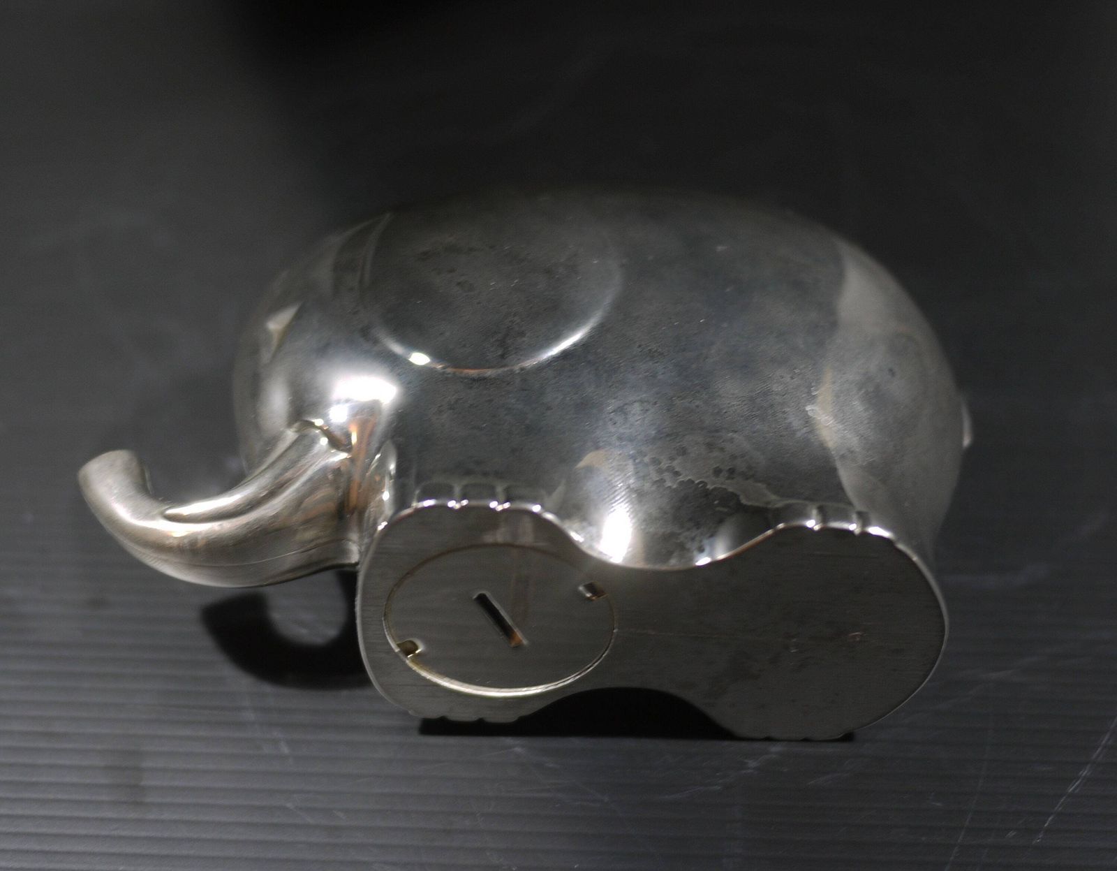 130.0 Vintage spaarpot olifant verzilverd metaal mid-century dierensculptuur photo