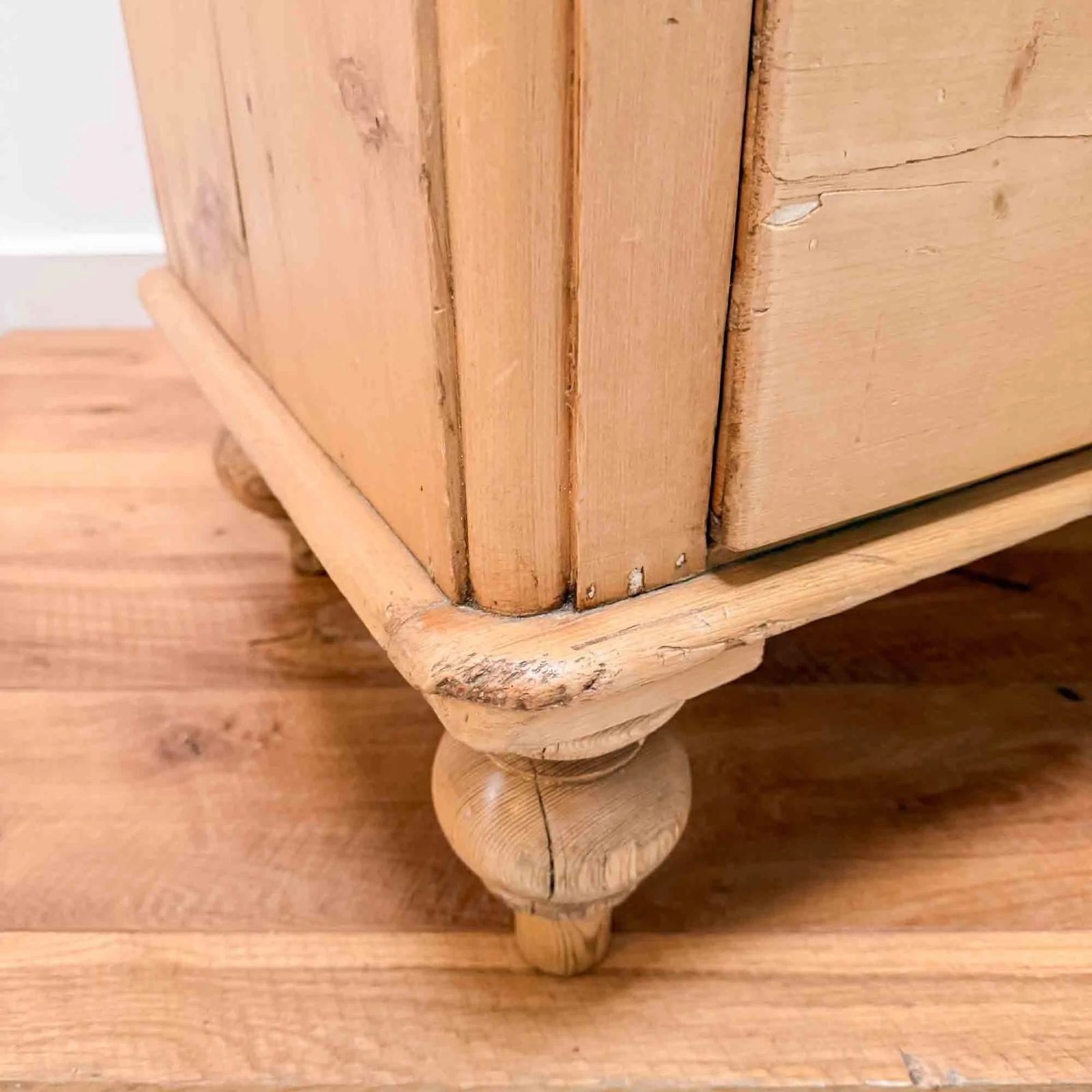 photo furniture Antique Pine Chest Of Drawers With Rounded Corners