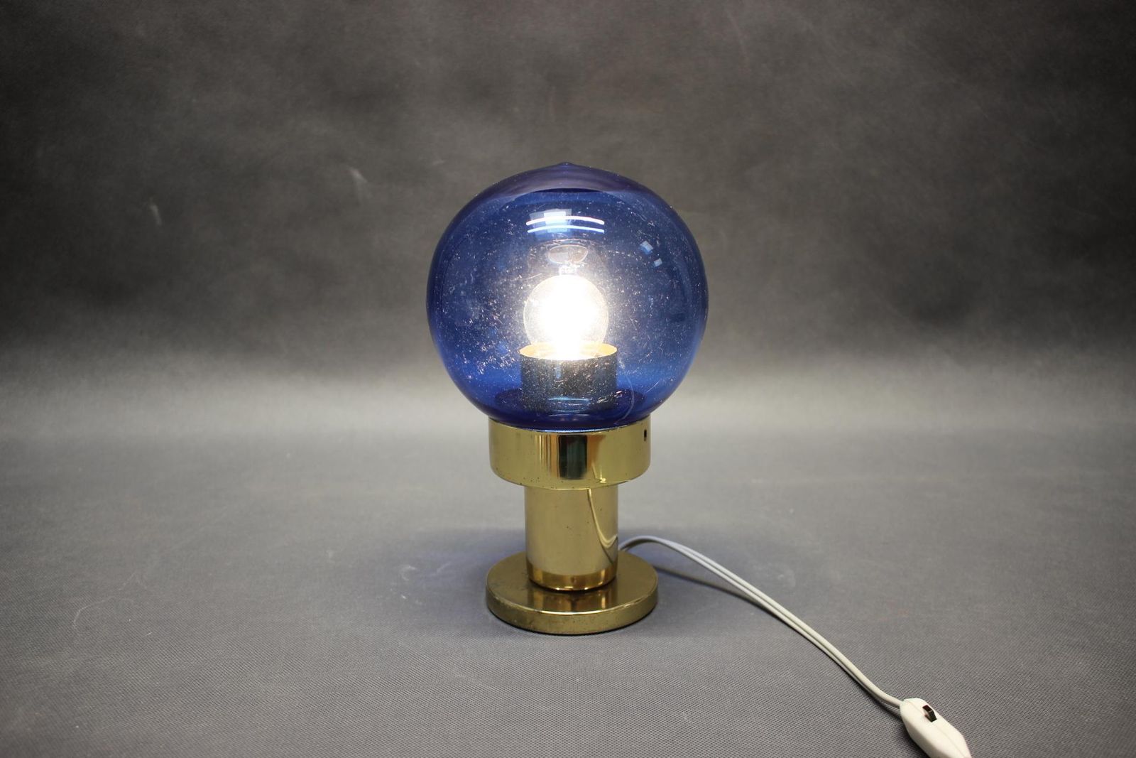 Tafellamp van blauw glas en messing, Kamenický Šenov, Tsjecho-Slowakije, jaren 1970 photo vinterior
