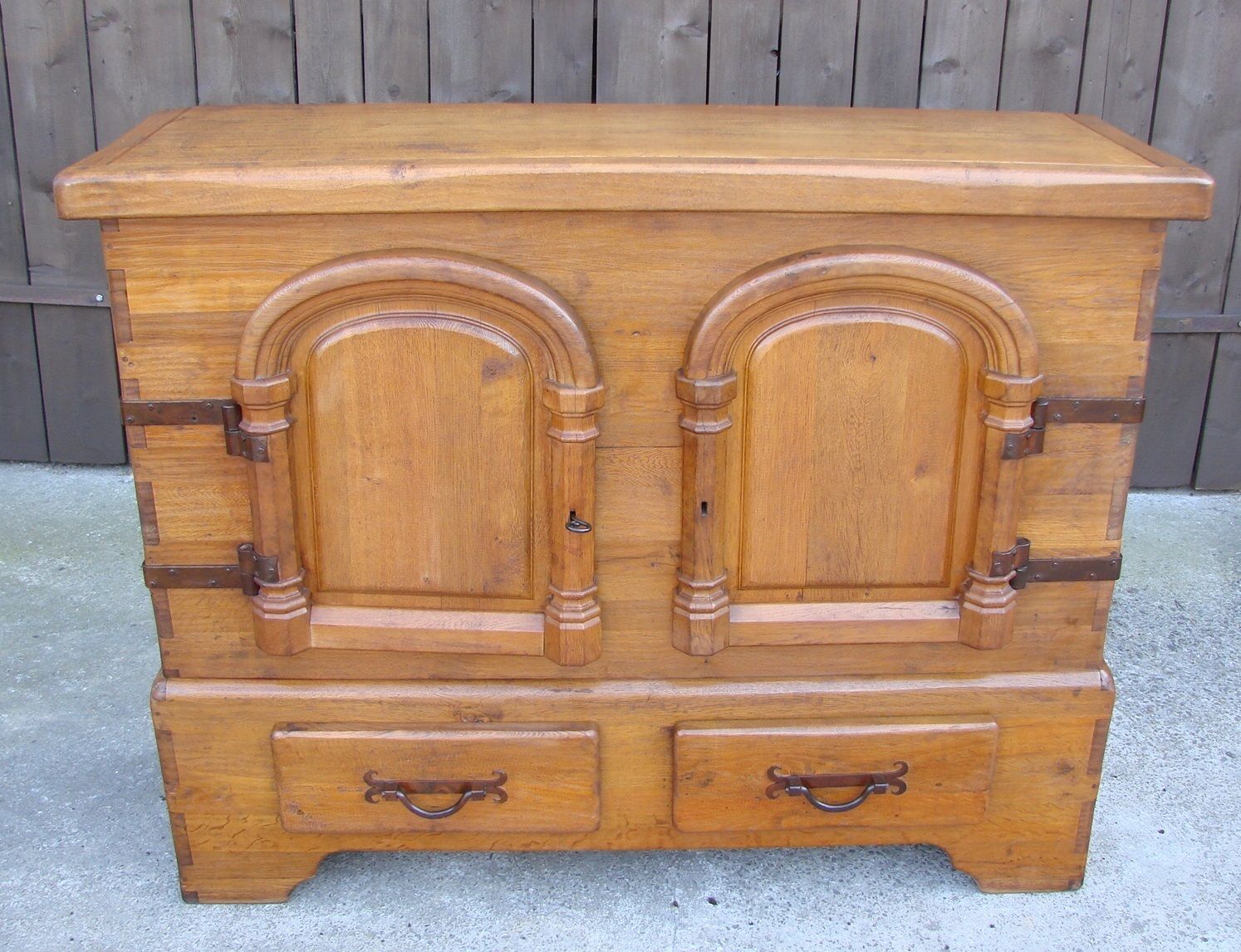 Rustieke eiken ladekast ca. jaren 1950 | Massief hout | Handgesmede beslag | Stevig photo furniture