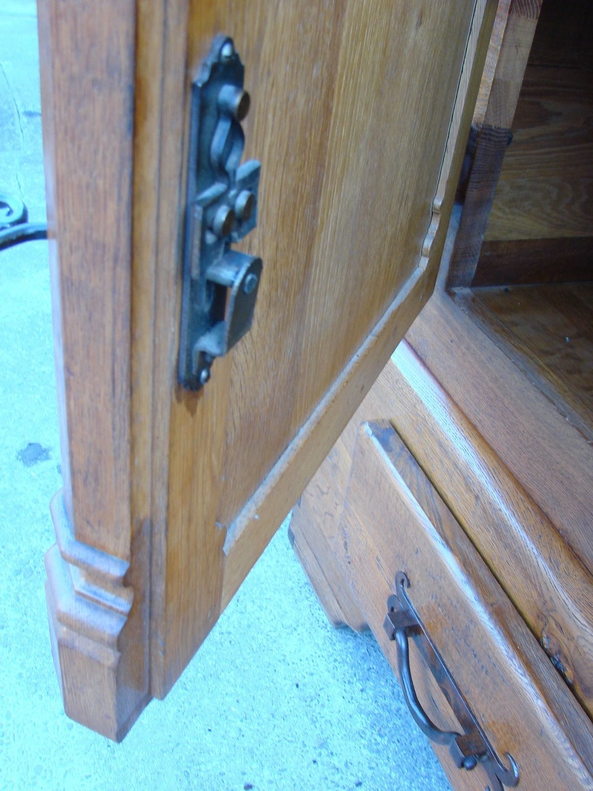 Rustieke eiken ladekast ca. jaren 1950 | Massief hout | Handgesmede beslag | Stevig photo Meubels