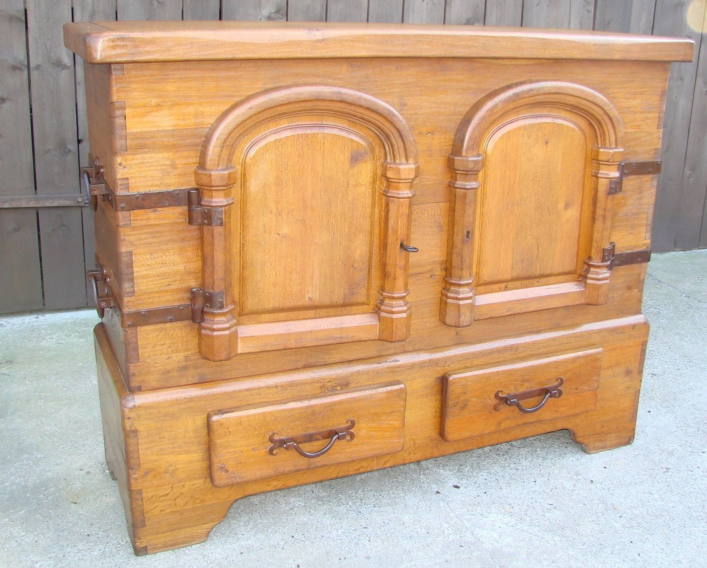 1448.96 Rustieke eiken ladekast ca. jaren 1950 | Massief hout | Handgesmede beslag | Stevig photo