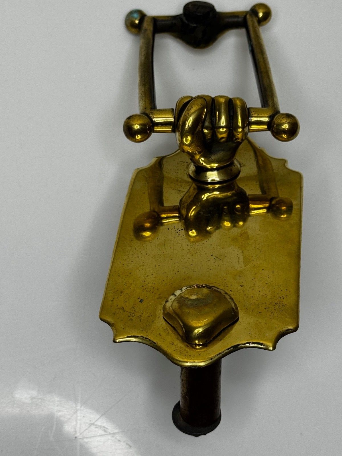 photo for sale Victoriaanse messing deurklopper voor dokters, hand met stang en schelp
