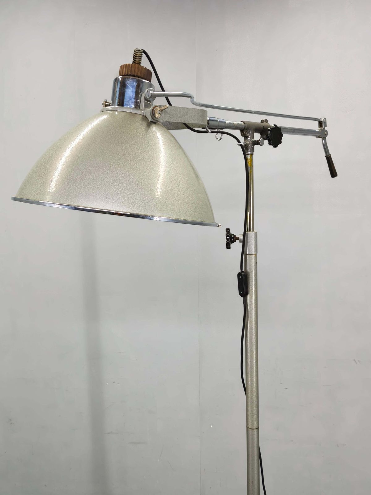 Tsjechische industriële chirurgische vloerlamp uit militair ziekenhuis, jaren 1950 photo Verlichting