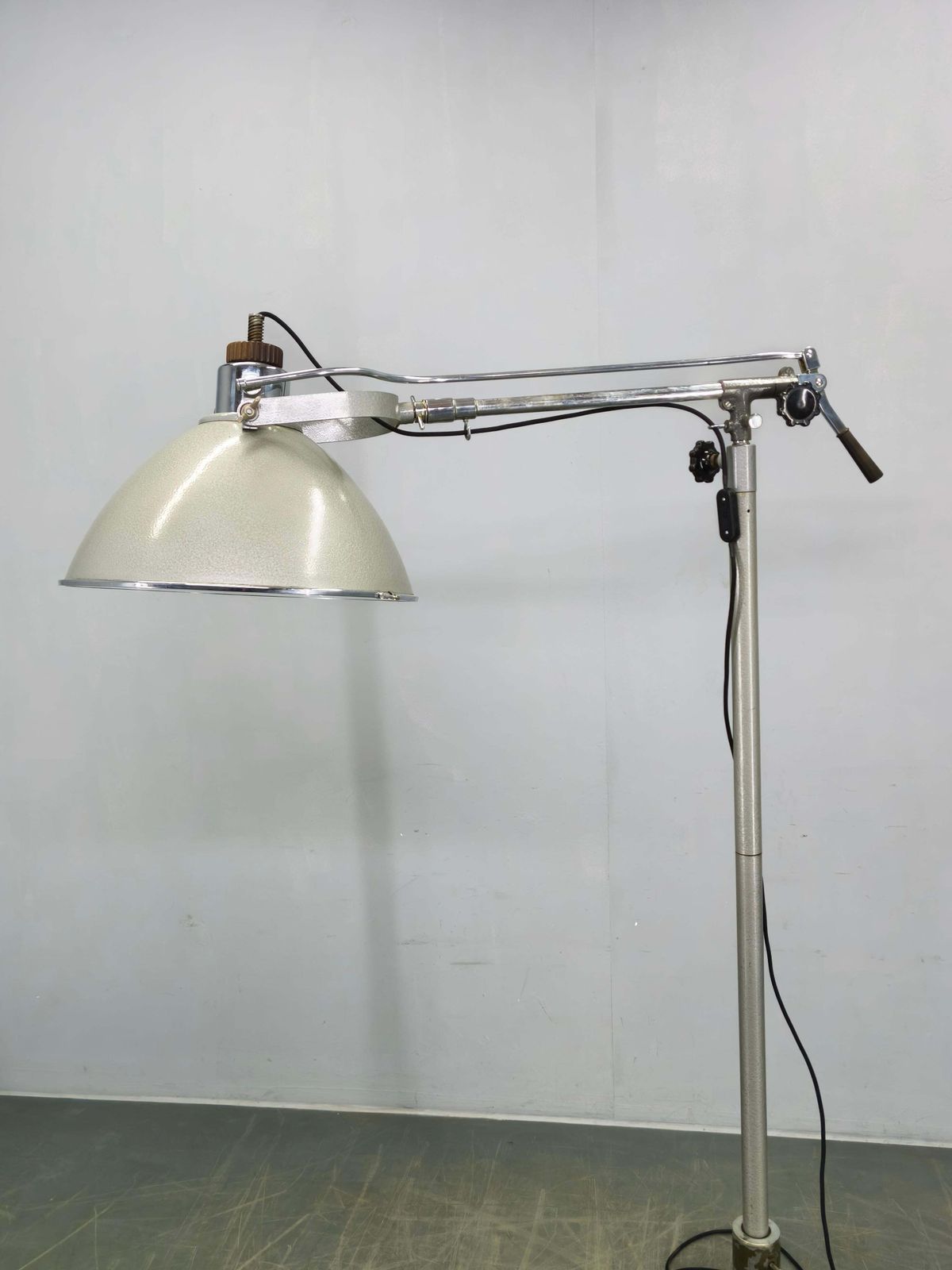 Lampadaire industriel tchèque de bloc opératoire militaire, années 1950 photo 1655.0