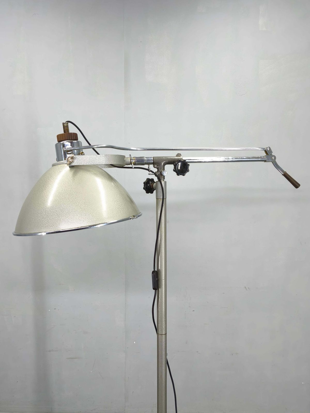 Tsjechische industriële chirurgische vloerlamp uit militair ziekenhuis, jaren 1950 photo vinterior