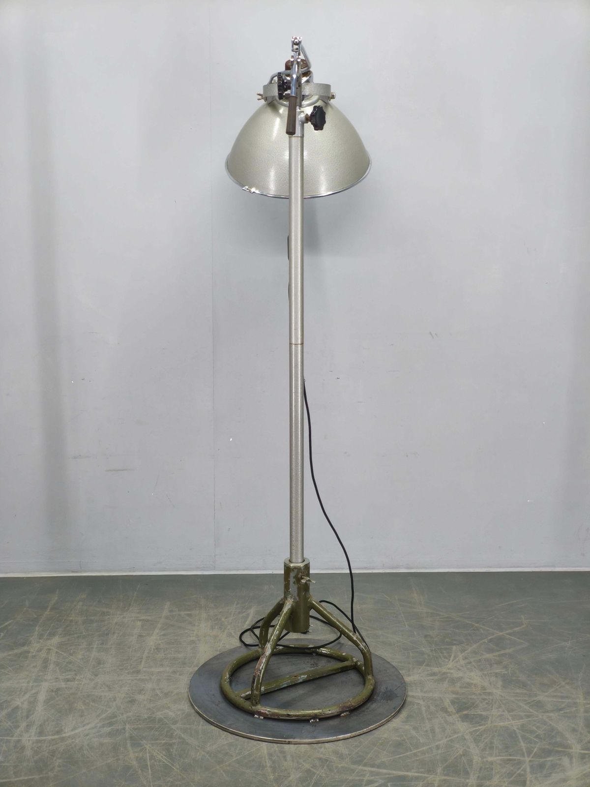 photo vintage Tsjechische industriële chirurgische vloerlamp uit militair ziekenhuis, jaren 1950
