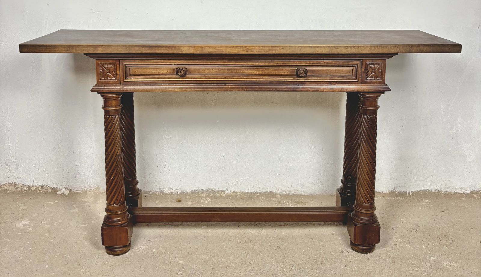 Spaanse walnoten consoletafel met gedraaide touwpoten, jaren 1920 photo furniture