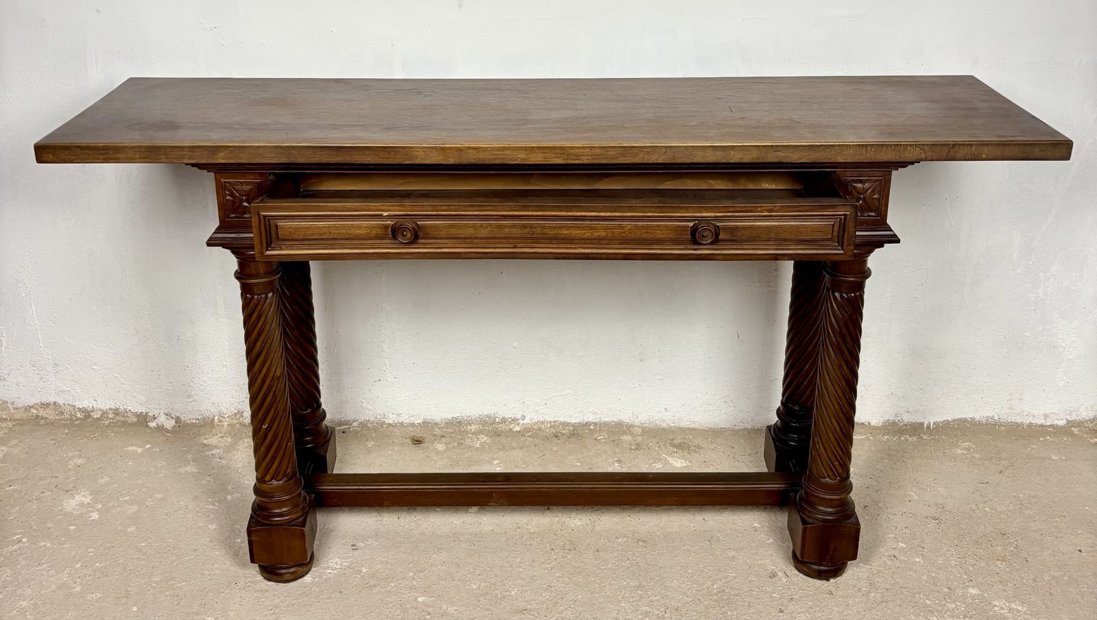 Spaanse walnoten consoletafel met gedraaide touwpoten, jaren 1920 photo vinterior
