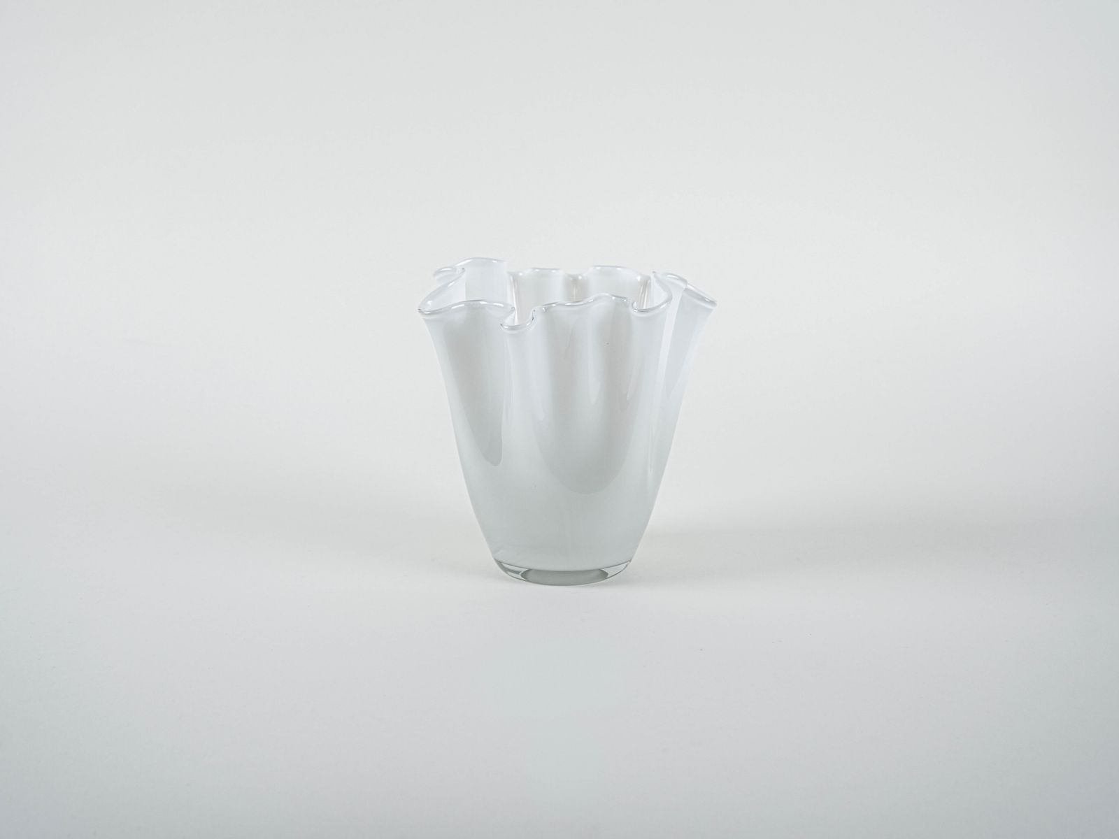 Vase blanc, design danois, années 1970, fabriqué au Danemark photo for sale