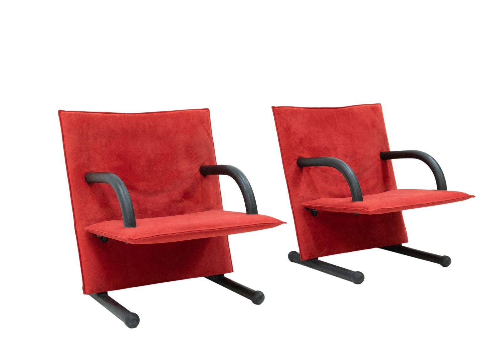 photo furniture Postmodern T Line fauteuils van Arflex, rode Alcantara, Italië, 1982