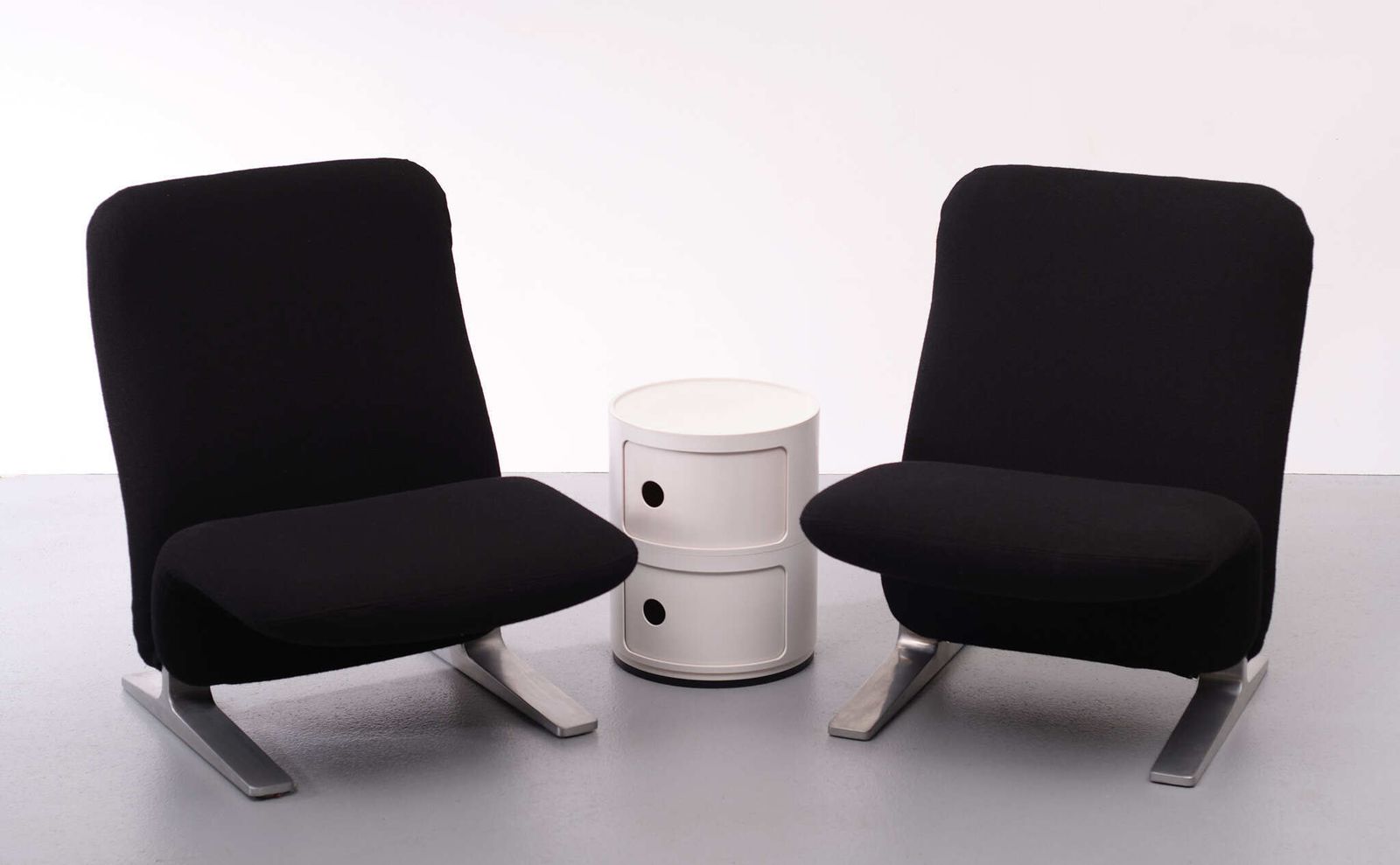Furniture F780 Concorde Lounge Chairs By Pierre Paulin For Artifort In New Upholstery photo