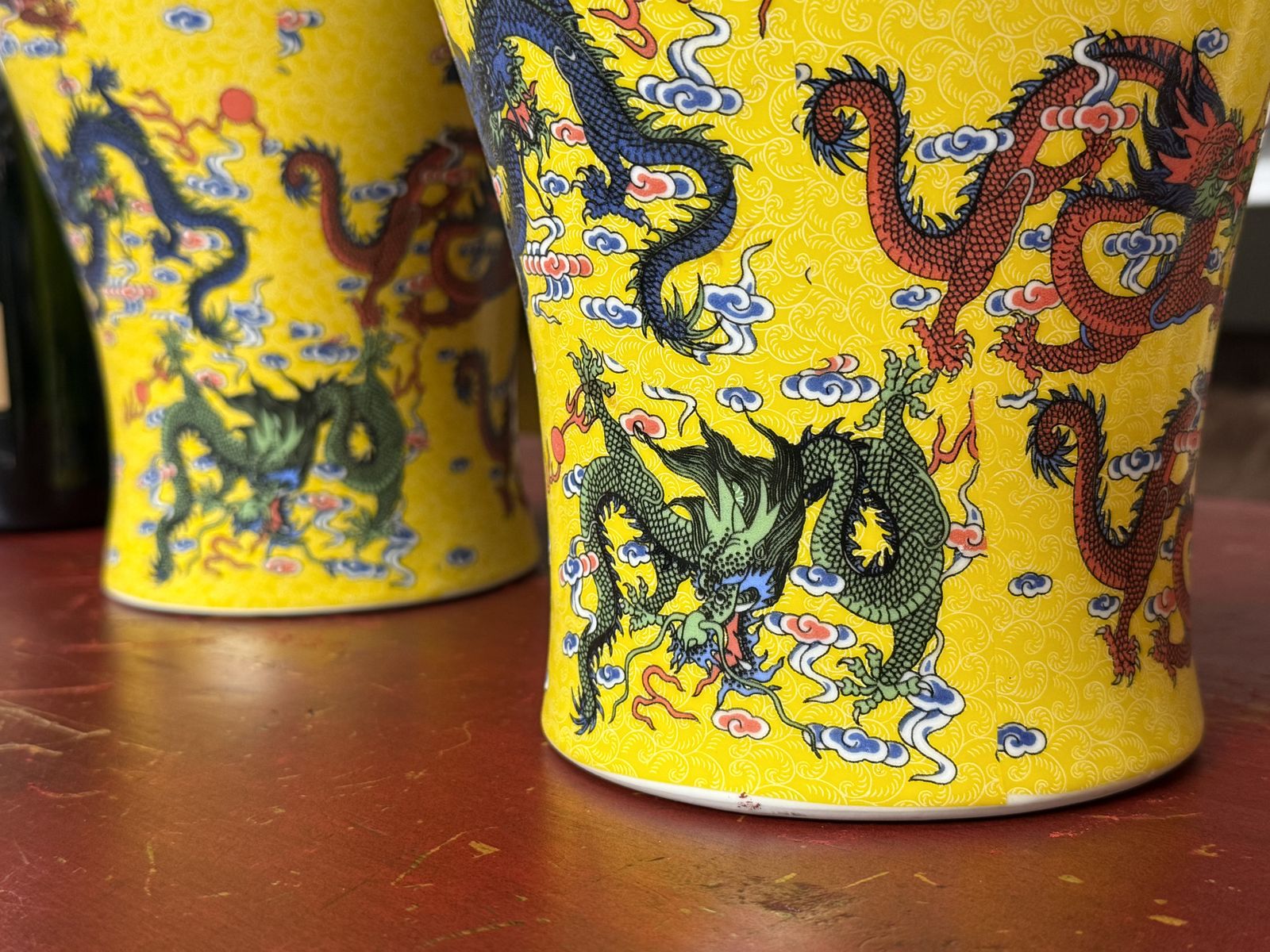 photo furniture Pair Of Vibrant Decorative Chinese Vases Urns