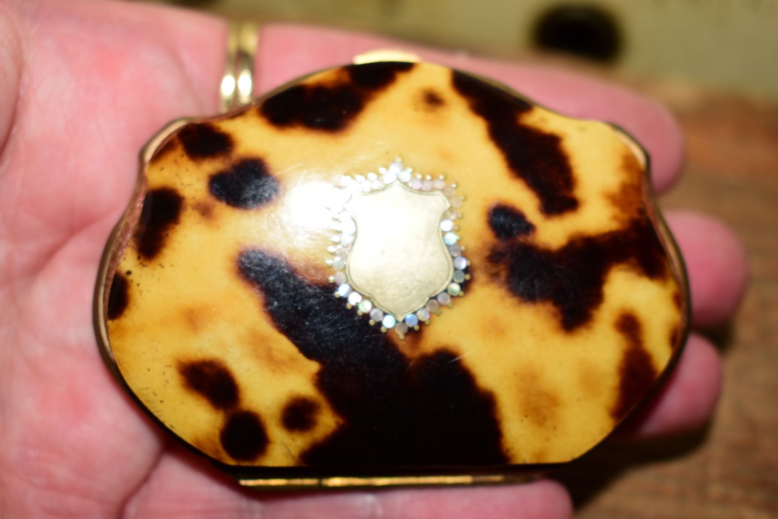 photo vintage Victorian Dyed Horn Coin Purse With Piqué Inlay, Rare Lift Clasp & Pink Moiré Silk