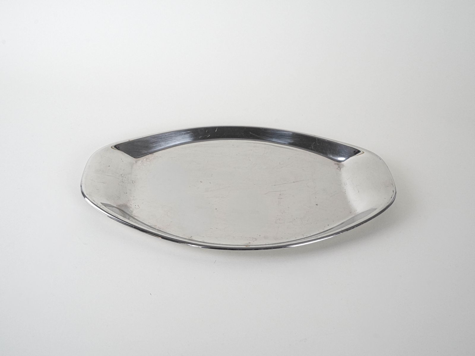 Ovaal metalen dienblad, Italiaans design, jaren 1980, productie: Italië photo 259.0