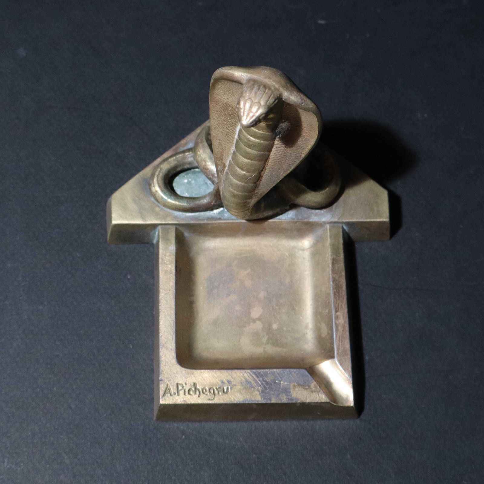 Kunst Franse bronzen asbak met cobrascultuur van A. Pichegru, jaren 1930 photo