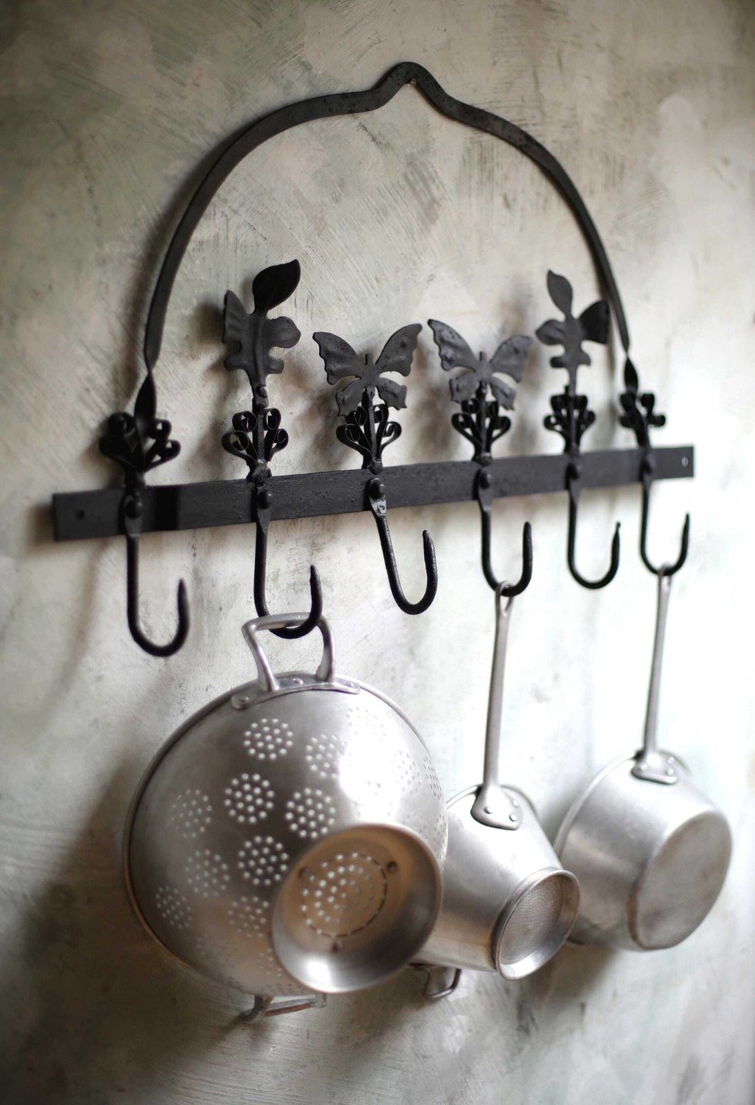photo vinterior Antique Pan Rack Wall Mounted Pot Hanger Wrought Iron Hooks With Butterflies