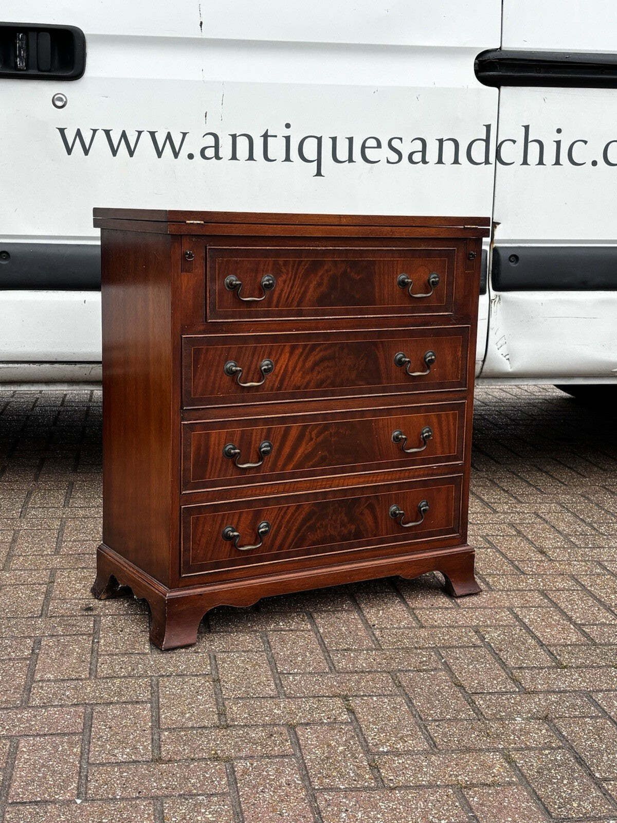 Georgian Style Mahogany Veneer Bachelorschest Of Drawers. Nice Small Proportions photo for sale
