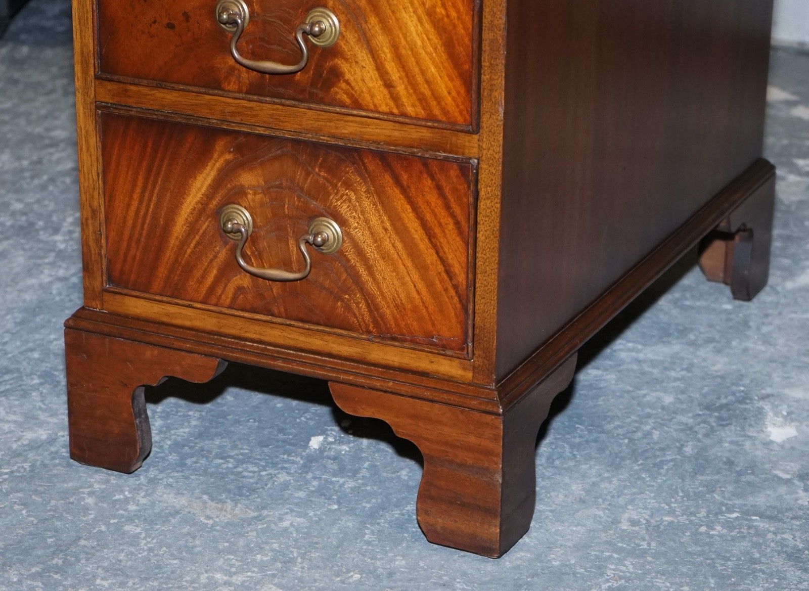 Lovely Bevan Funnell Vintage Pedestal Desk With Hunter Green Leather photo vintage