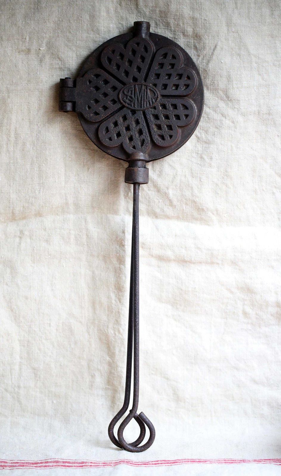 Large Antique Waffle Iron French Primitive With Hearts Black Cast Iron Stove Top Pan photo vinterior