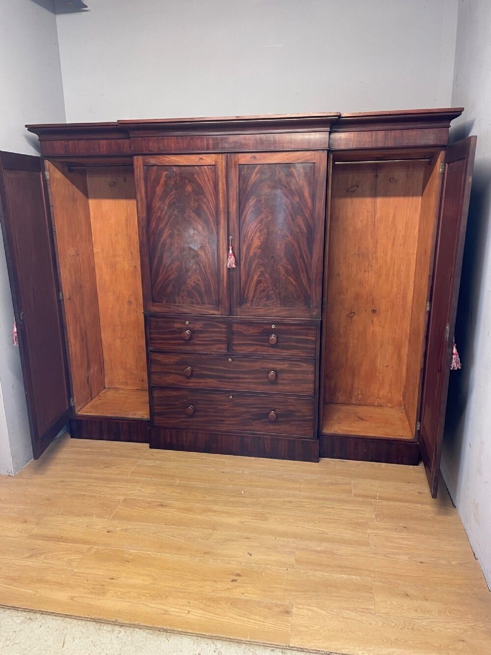 photo furniture Georgian Country House Flame Mahogany Four Door Wardrobe