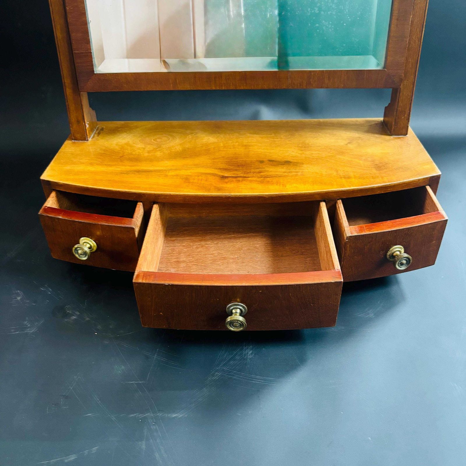 Regency Mahogany Toiletspiegel met Gebogen Front en Lades, ca. 1820 photo for sale