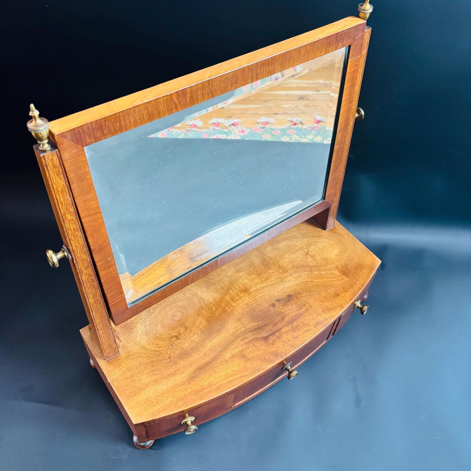 photo buy Miroir de toilette Regency en acajou à façade galbée avec tiroirs, vers 1820