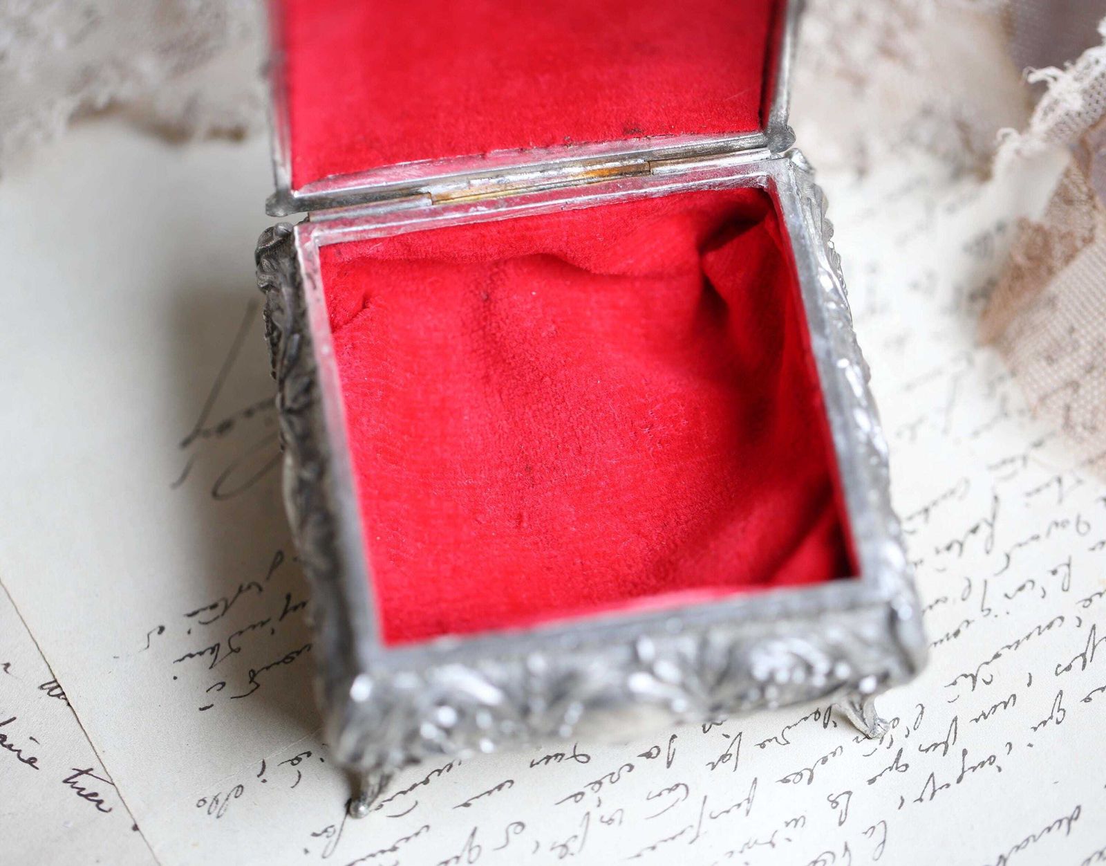 photo furniture Antique French Trinket Case Jewelry Box Filigree Presentation Case Wedding Square Engagement Ring Holder