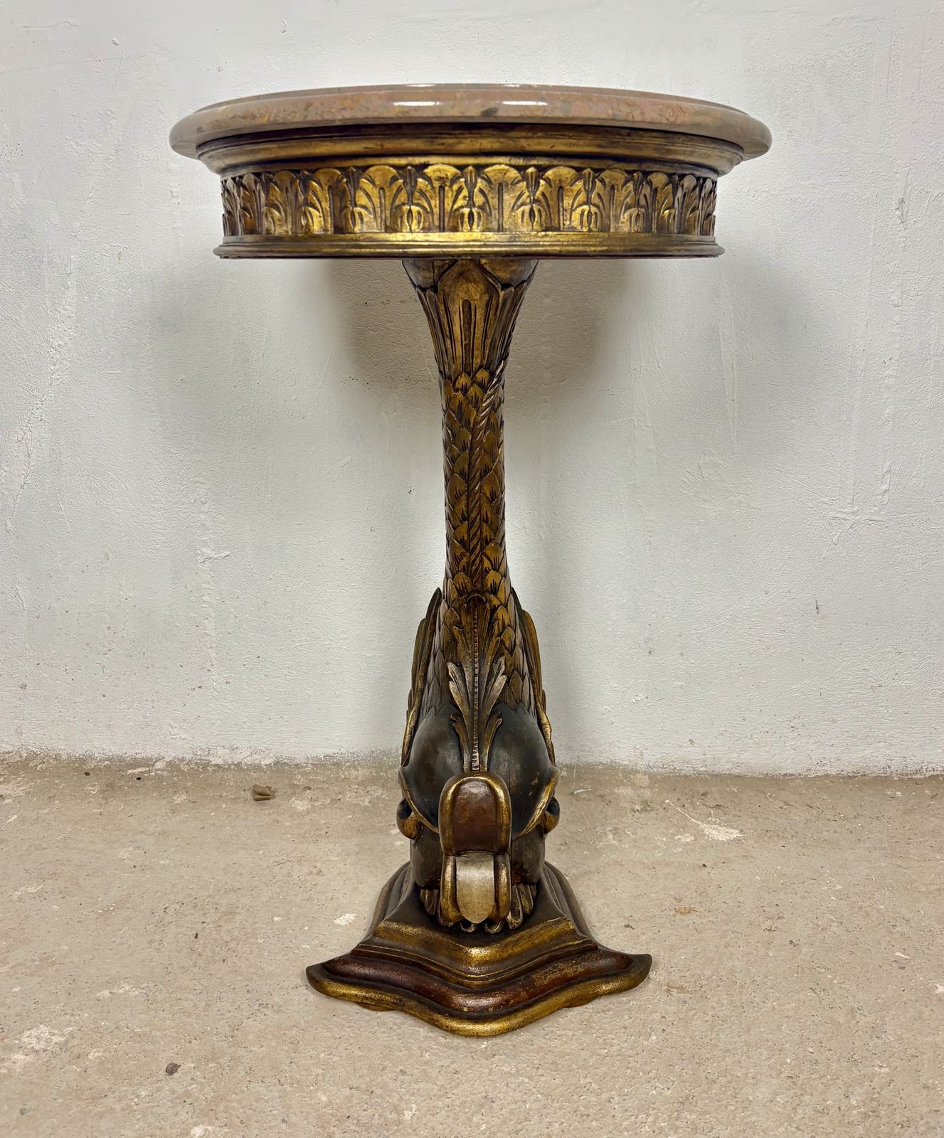 Antiek polychroom voetstuk bijzettafel met marmeren blad photo Woonaccessoires