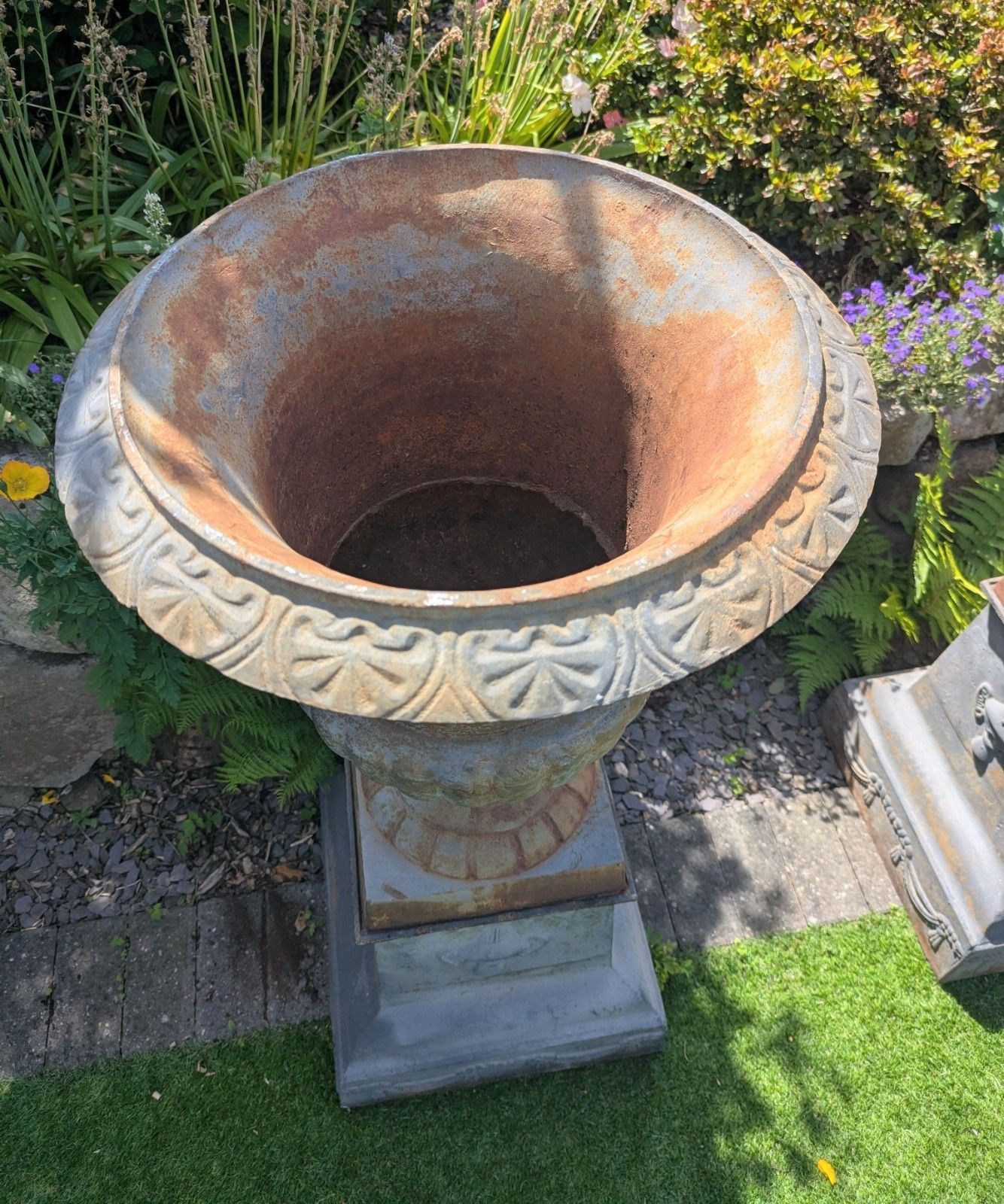 Grandes urnes Campana de style XIXe siècle en fonte avec socles, livraison disponible, réf. 0338. photo vinterior