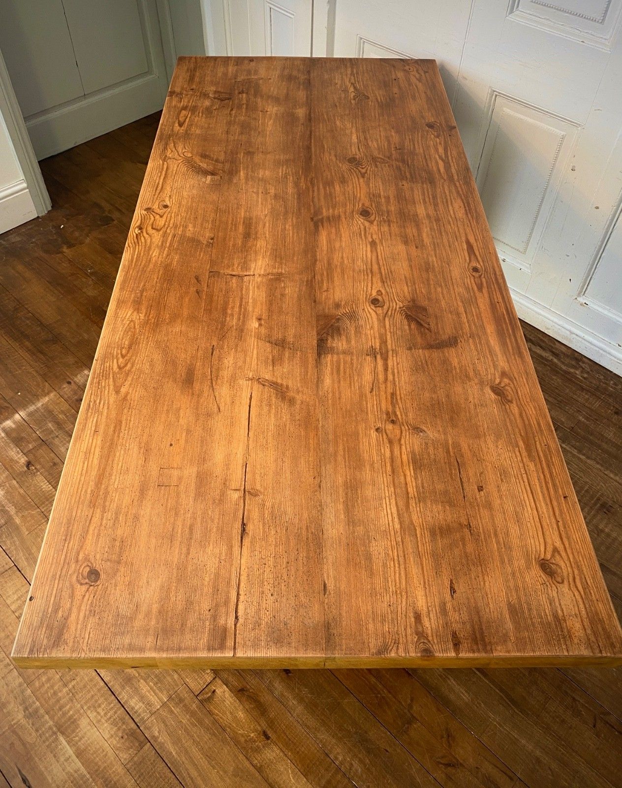 photo furniture Vintage Industrial Kitchen Dining Table, Seat 6. Cast Iron Factory Legs, Desk.